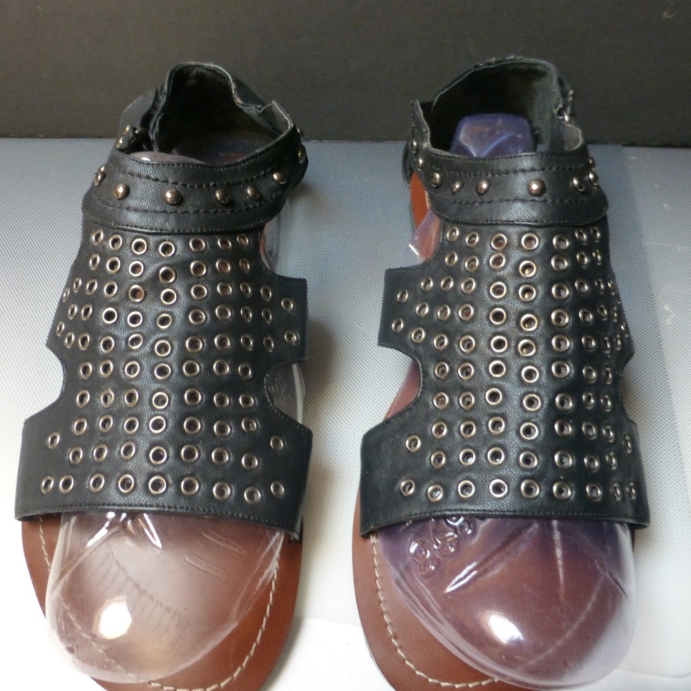 MIXX SHUZ Grunge Blk leather eyelets sandals 9m